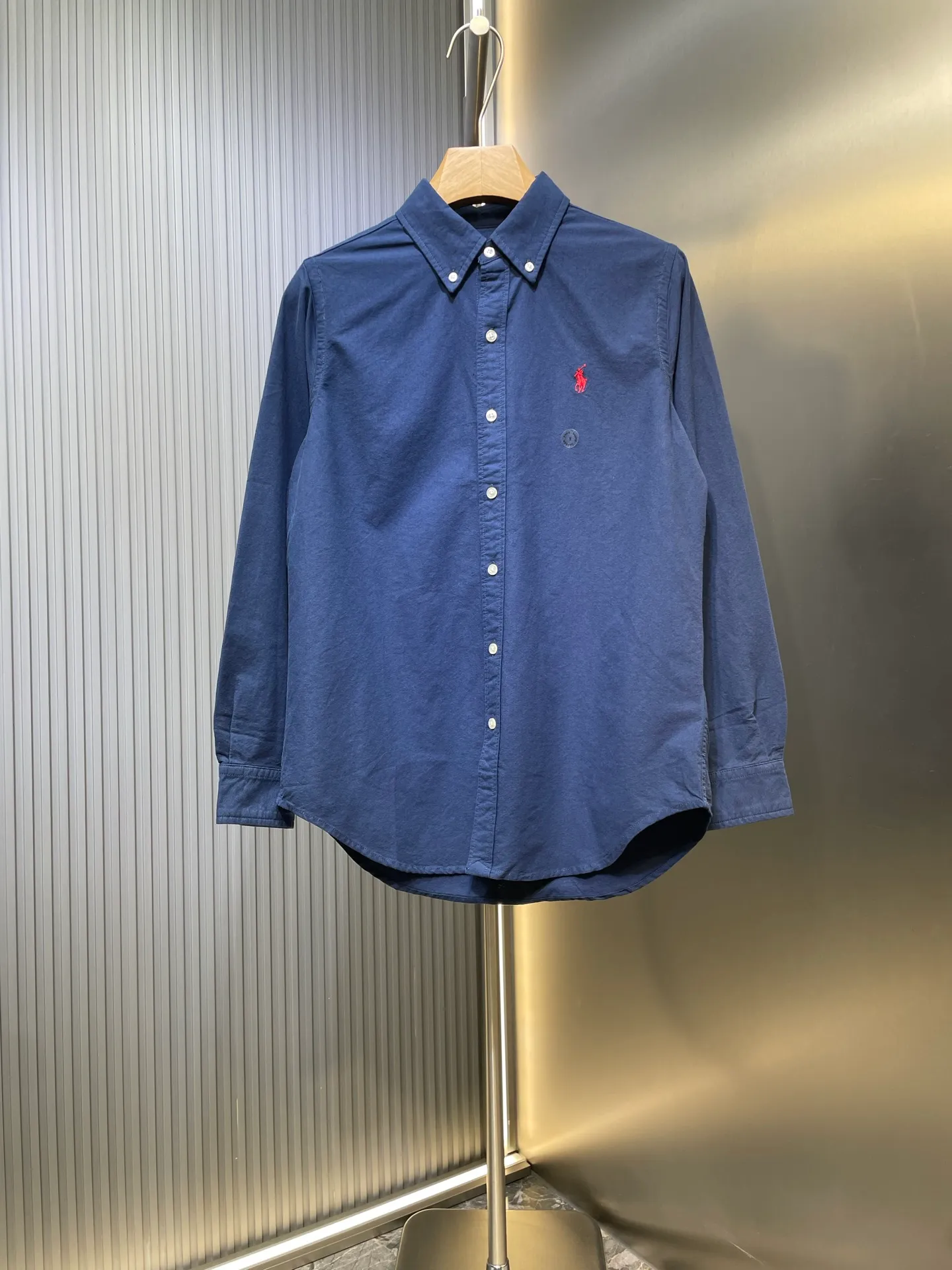 P370 Ralph Lauren 🌟 War Horse solid color shirt, macaron color, white upper body, loose fit, contrasting embroidery design on the cuffs and chest, button closure, can be paired with a skirt of the same color Size: xs-xl